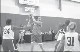  ?? COURTESY PHOTO ?? Former Brigham Young standout Jen Hamson looks to pass the ball during Monday’s minicamp for the U.S. women’s national basketball team at UNLV’s Mendenhall Center.