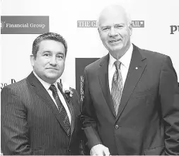  ??  ?? National Book Award winner Alfred Hermida, left,
and CBC broadcaste­r Peter Mansbridge.