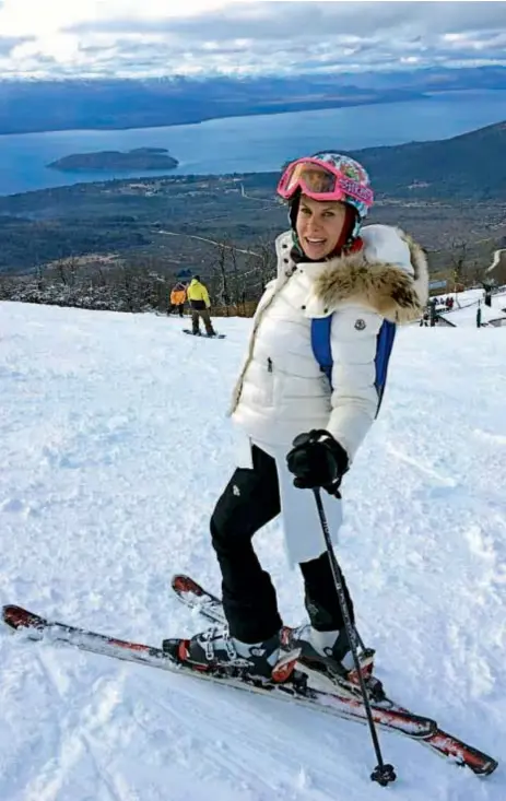  ??  ?? En su estadía en Bariloche la diseñadora y conductora esquió con destreza y gran velocidad en las montañas. Dice que mantiene su figura con entrenamie­nto y vida sana.