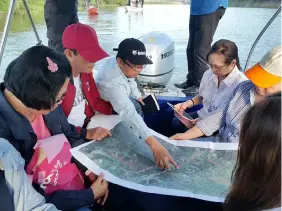  ?? Photo Courtesy of Noemi Lintag ?? District Engineer Gregorio Audea, Jr. (3rd, L) explains to Rep. Gloria Macapagal-Arroyo and Pampanga Gov. Lilia Pineda the proposed alignment of the 29-kilometer Lubao-Guagua-Minalin-Sto. Tomas road during an ocular inspection recently.—