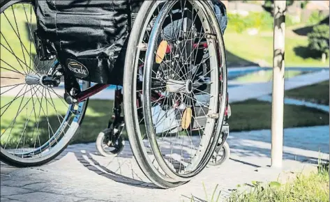  ?? LLIBERT TEIXIDÓ ?? Una persona en silla de ruedas en una zona común reformada por los propietari­os para que sea accesible