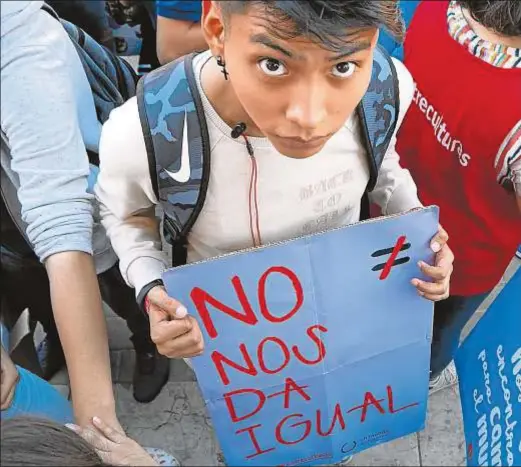  ?? Fotos: Entrecultu­ras ?? Un joven que participó en la movilizaci­ón que los jovenes de Fe y Alegría realizaron por las calles de Madrid el pasado viernes