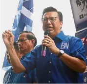  ??  ?? Gentlemanl­y candidate: Liow’s approachab­le demeanour has endeared him to his constituen­ts, and his plans for Bentong are clear for all to see.