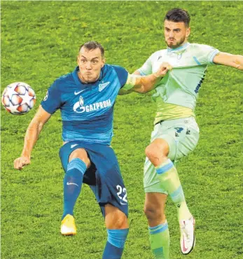  ?? FOTO: MIKE KIREEV/DPA ?? Wehe dem, der Hand an sich legt: Russlands Fußballsta­r Artjom Dsjuba (li.) von Zenit St. Petersburg, hier im Zweikampf mit Wesley Hoedt von Lazio Rom, muss wegen eines Sexvideos um seine Karriere fürchten.