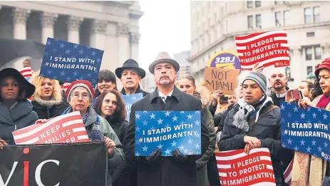  ??  ?? OPOSICIÓN. Desde la llegada de Donald Trump a la Casa Blanca los activistas e inmigrante­s han salido a las calles a protestar.