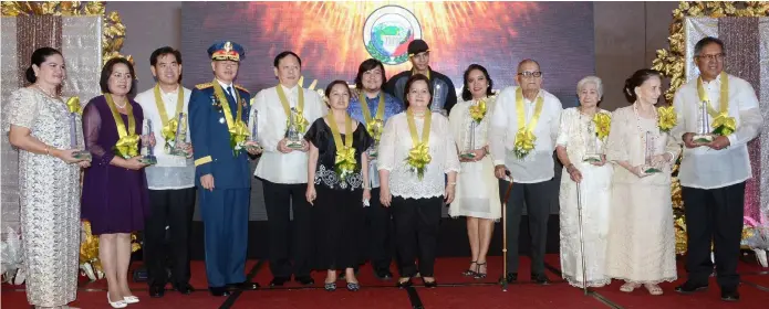  ??  ?? MOKA AWARDEES. Gov. Lilia 'Nanay' Pineda and 2nd District Rep. Gloria Macapagal-Arroyo with the 2016 Most Outstandin­g Kapampanga­n awardees.—