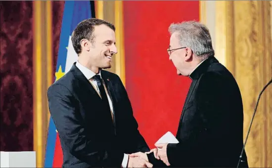  ?? YOAN VALAT / POOL / EFE ?? El presidente Macron recibiendo al nuncio Luigi Ventura en el Elíseo el 4 de enero del 2018