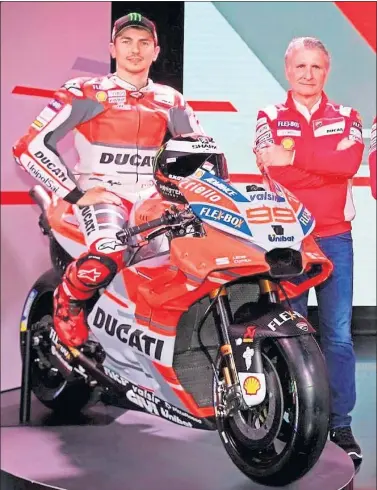  ??  ?? DECEPCIÓN. Ciabatti (derecha) esperaba luchar por el Mundial con Lorenzo en el equipo Ducati.