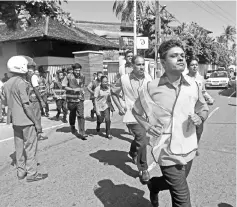  ??  ?? Hotel employees take part in a tsunami evacuation drill in Hikkaduwa, Sri Lanka.