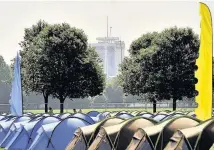  ??  ?? > Hundreds of tents are being erected