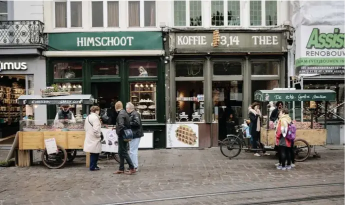  ??  ?? bakkerij Himschoot op de Groentenma­rkt. Het decor van de Gentse neuzenoorl­og: de kramen voor de deur van © Alexander Meeus