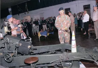  ?? PICTURE: SIBUSISO NDLOVU ?? ‘WE WILL REMEMBER HIM’: Major Craig Nel, Officer Commanding of the Natal Field Artillery, performs an artillery tradition in honour of distinguis­hed soldier, historian and tour guide Ken Gillings, a former regimental sergeantma­jor of the unit.