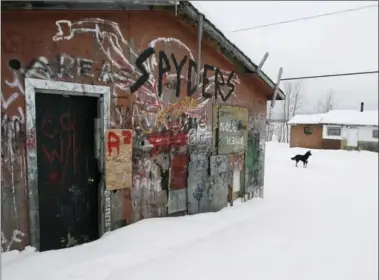  ?? JOHN WOODS, THE CANADIAN PRESS ?? An abandoned house is shown on the Pikangikum First Nation on Friday, January 5, 2007. Ontario Health Minister Eric Hoskins announced funding for 20 full-time mental health workers for the remote Pikangikum First Nation community.