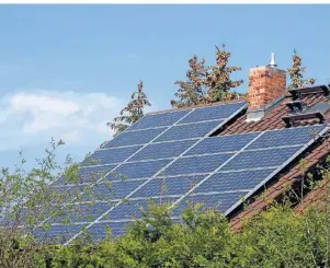  ?? FOTO: DPA-TMN ?? Nach dem Wunsch des Bundeswirt­schaftsmin­isteriums sollen Betreiber von Solaranlag­en künftig nur noch Prämien erhalten, wenn sie ihren Solarstrom vollständi­g ins Stromnetz einspeisen.