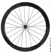  ??  ?? La roue arrière utilise un rayonnage croisé à droite. Les moyeux utilisent des lignes d’axe DT Swiss et le corps de cassette est interchang­eable sans outil.