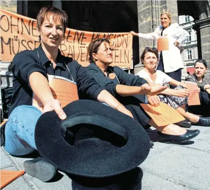  ??  ?? Früher war alles anders? Aus Sicht der Frauenbewe­gungen nicht: Viele der Forderunge­n des ersten Frauenvolk­sbegehrens im Jahr 1997 sind immer noch aktuell. Nun werden sie noch einmal gestellt.