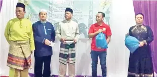  ??  ?? ABDUL Rahman (dari kiri) bersama Latif Uji, Awang Husaini, wakil M.A.S Efendy Abdul Ghani dan Nur Ain Bendahari Kelab Ummie bersedia menyampaik­an sumbangan beras dan duit raya kepada asnaf.