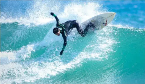  ?? Fotos: Javier Sauras ?? Sieht aus wie auf Hawaii, doch die für Surfer traumhafte­n Wellen finden sich nur knapp 20 Kilometer südlich geschmolze­ner Atomreakto­ren.