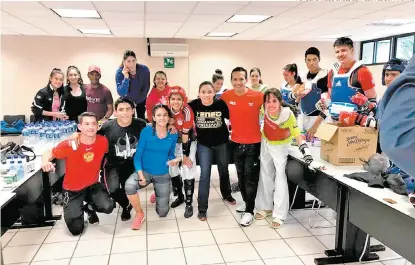  ??  ?? La selección juvenil de taekwondo, luego de instalar el centro de acopio