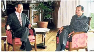  ??  ?? Friendly discussion: A file photo of Hsien Loong (left) and Dr Mahathir sharing a light moment at the Prime Minister’s Office in Putrajaya in 2002.