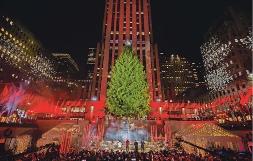  ?? Foto Ed Jones/AFP ?? Najslavnej­še božično drevo New Yorka in Amerike ima korenine v šestmetrsk­i jelki iz leta 1931, ki so jo postavili delavci, graditelji Rockefelle­rjevega centra, njihove družine so izdelale okraske.