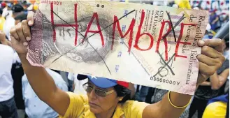  ?? CARLOS GARCIA RAWLINS/REUTERS - 8/8/2015 ?? Crise. Venezuelan­a protesta contra a fome, a escassez e a desvaloriz­ação do bolívar