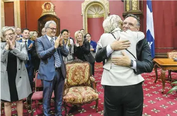  ?? PHOTO SIMON CLARK ?? Le premier ministre élu François Legault était ému lorsque sa conjointe Isabelle Brais ainsi que ses 73 députés et leurs proches lui ont offert une ovation, lors de la cérémonie d’assermenta­tion de l’aile parlementa­ire caquiste.