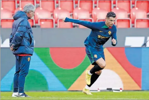  ?? ?? Fernando Santos y Cristiano Ronaldo, durante en el entrenamie­nto de la selección portuguesa.