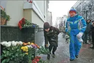  ?? SERGEI KARPUKHIN / REUTERS ?? People lay flowers outside Red Army Choir headquarte­rs in Moscow on Sunday after a Russian TU-154 plane crashed.