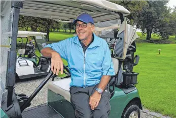  ?? FOTO: DPA ?? Golfcart statt Traumschif­f: Sascha Hehn im Golfclub Tutzing am Starnberge­r See beim Tabaluga Cup.