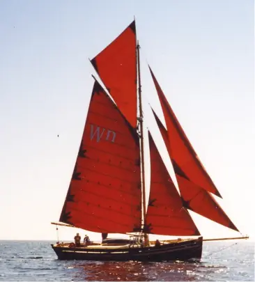  ?? ?? Above: Westernman under sail
Above right: Tom and Roz aboard Saari in 1976