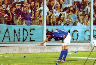  ??  ?? Nuno Gomes festeggia sotto la curva Fiesole dopo il gol decisivo Sopra, Rui Costa con la coppa e la squadra che mostra la coppa al Franchi