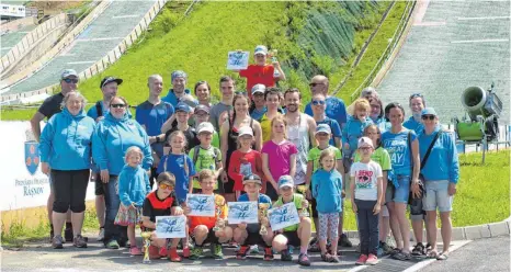  ?? FOTOS: WSV ISNY ?? Die Isnyer Gruppe vor den Schanzen in Rasnov in Rumänien.