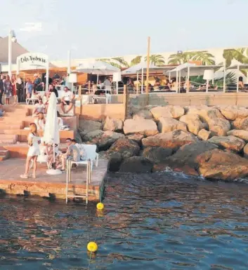  ??  ?? EN PRIMERA LÍNEA DE MAR Hamacas, copas y música en la Cala Tintorera de Vilanova i la Geltrú.