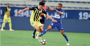  ?? Supplied photo ?? Ittihad Kalba’s Shaheen Surour (left) and Al Nasr’s Amir Mubarak battle for possession in the Arabian Gulf League at Al Maktoum Stadium on Friday night. —