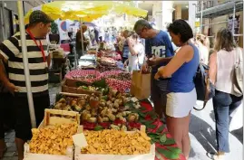  ?? (Photo Cyril Dodergny) ?? Le marché est encore installé aujourd’hui jusqu’à  h.