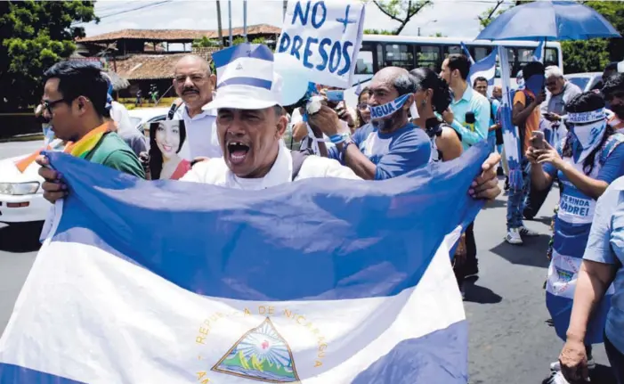  ?? AFP ?? Un nicaragüen­se participó en una protesta en Managua, este lunes, en apoyo a los periodista­s recienteme­nte atacados durante manifestac­iones para exigir la renuncia de Ortega.