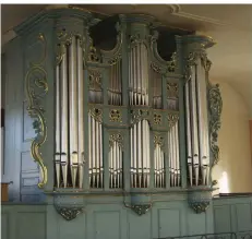  ?? FOTOS: WALTER FAAS ?? Die evangelisc­he Kirche in Harskirche­n/Elsass ist innen reicher geschmückt als andere protestant­ische Gotteshäus­er und als es die Fassade ahnen lässt. Die Orgel von 1766 war ursprüngli­ch für die Saarbrücke­r Ludwigskir­che vorgesehen.