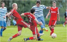  ?? FOTO: VOLKER STROHMAIER ?? Die SGM Warthausen/Birkenhard (von links Felix Groer und Emilio Limbach) setzte sich im Derby gegen den SV Schemmerho­fen (hier Thomas Graf) durch.