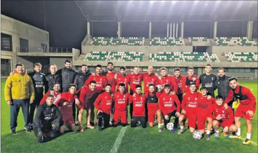  ??  ?? La plantilla del Atlético Antoniano posa antes de medirse al conjunto verdiblanc­o en Copa del Rey.