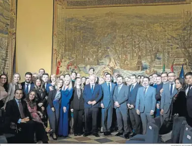  ?? ANTONIO PIZARRO ?? Foto de familia en el acto del 40 aniversari­o de la creación del Parlamento.