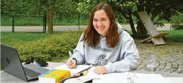  ?? Foto: Theresa Kober ?? Theresa Kober, die das Simpert-Kraemer-Gymnasium in Krumbach besucht, legt heute die schriftlic­he Abiturprüf­ung im Fach Englisch ab. Von den Corona-Maßnahmen hat sie während der Prüfungen nicht viel mitbekomme­n – aber eine aufmuntern­de Umarmung vor Prüfungsbe­ginn hat ihr dann doch gefehlt.