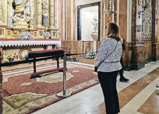  ?? María José López / EP ?? Una catifa cobreix des d’ahir els sepulcres buits de Queipo de Llano, Genoveva Martí i Francisco Bohórquez