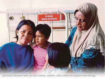  ??  ?? MIYARSEH bersama anak dan ibu mentua, Roshida Abdul Rahim di Hospital Pulau Pinang.