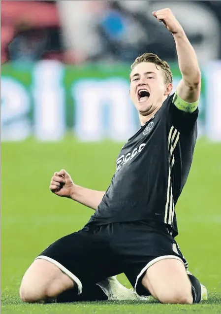  ?? MICHAEL STEELE / GETTY ?? De Ligt, capitán del Ajax con 19 años, celebró así el pase a semifinale­s en Turín contra el Juventus