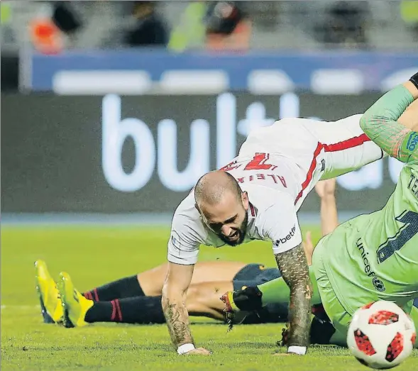  ??  ?? El colegiado señaló penalti en esta acción entre Aleix Vidal y Ter Stegen; el portero alemán pararía luego la pena máxima