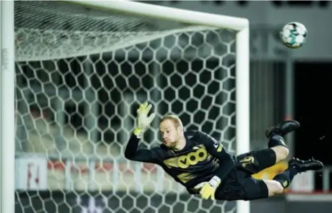  ?? FOTO BELGA ?? Bodart in volle actie. “Arnaud beheerst zijn zestien meter en heeft geen schrik om hoog te spelen of om fouten te maken”, aldus keeperstra­iner Jan Van Steenbergh­e.