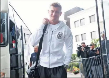  ??  ?? TIMÓN. Kroos, ayer a su llegada al hotel de la selección alemana en Belfast, liderará a los germanos.