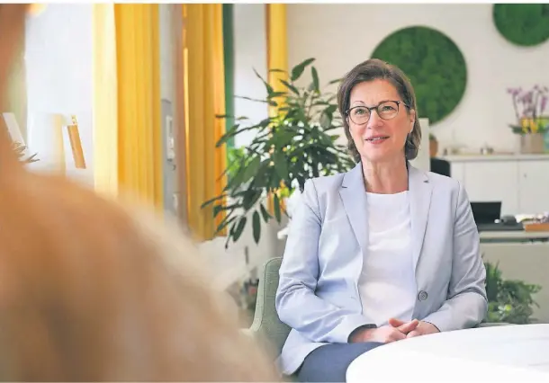  ?? FOTO: PRÜMEN ?? Petra Wiese, neue Leiterin des Rhein-Maas-Berufskoll­egs, hat ein helles Büro am Standort in Kempen bezogen.
