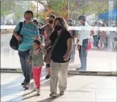  ?? ?? A la izquierda, el pequeño Adriel, de siete meses de edad, sonríe con las cosquillas que le hacen sus padres; debajo, las personas interesada­s en ser apoyadas por Operation Smile México, A.C.